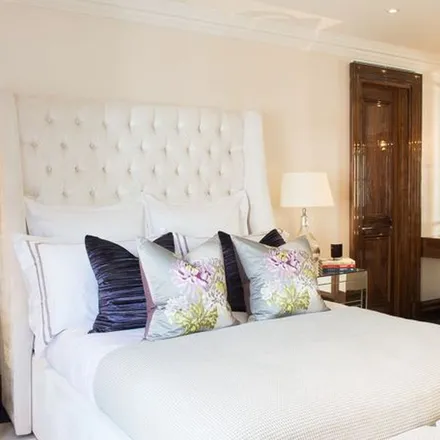 Rent this 2 bed apartment on 31-33 Grosvenor Hill in London, W1K 3PZ