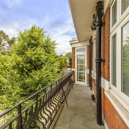 Rent this 3 bed apartment on Finchley Road in London, NW3 6HN