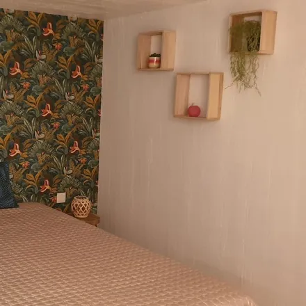 Rent this 3 bed house on 46700 Puy-l'Évêque