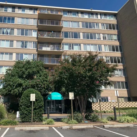 Buy this 2 bed condo on 5550 Columbia Pike in Parkglen, Arlington
