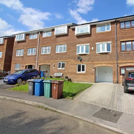 Rent this 4 bed townhouse on Warwick Close in Woodhill, Walshaw