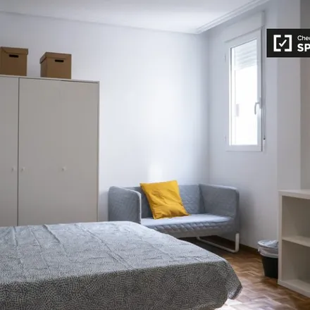 Rent this 5 bed room on Carrer de Sant Josep de Calassanç in 26, 46008 Valencia