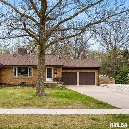 Buy this 5 bed house on 806 Hilldale Avenue in Washington, IL 61571