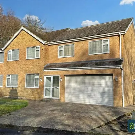 Rent this 5 bed house on Cleveland Drive in Middlesbrough, TS7 8AE