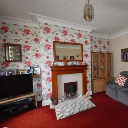 Image 6 - unnamed road, Queensbury, BD13 1BH, United Kingdom - Townhouse for sale