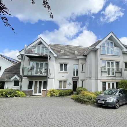 Rent this 2 bed apartment on 7 Queen's Park South Drive in Bournemouth, BH8 9BQ