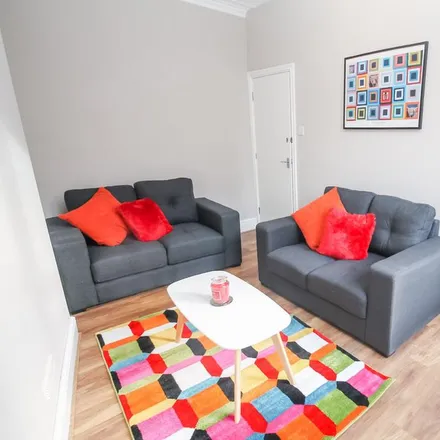Rent this 6 bed townhouse on Lumley Avenue in Leeds, LS4 2LS