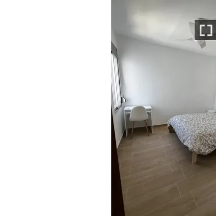 Rent this 3 bed room on Carrer de Manuel Simó in 33, 46007 Valencia