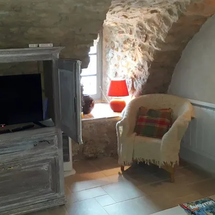 Rent this 2 bed house on 12720 Saint-André-de-Vézines