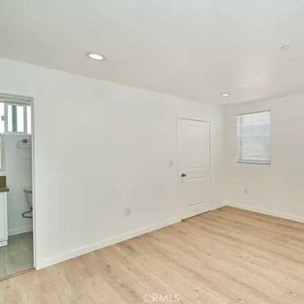 Image 8 - Metro 605, South Lorena Street, Los Angeles, CA 90023, USA - Townhouse for rent