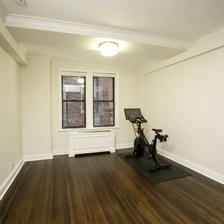 Image 7 - 210 West 70th Street, New York, NY 10023, USA - Apartment for rent