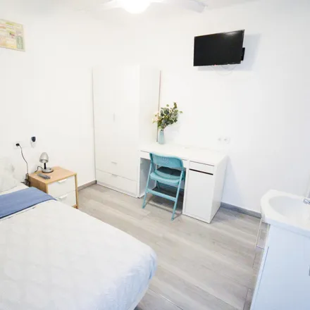 Rent this 4 bed room on Carrer de Joan Josep Sister in 22, 46024 Valencia