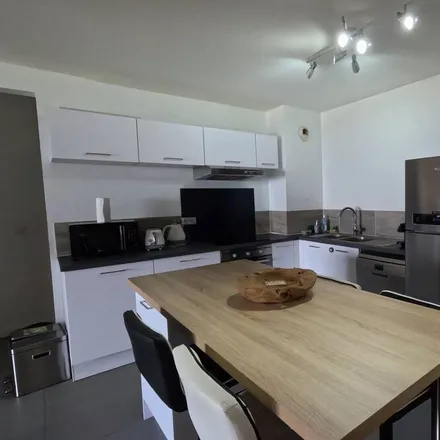 Rent this 2 bed apartment on Carrefour in Serv. Fuller 2, 98717 Punaʻauiʻa