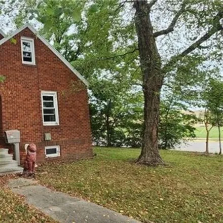Buy this 3 bed house on 122 Westend Avenue in Newton, IL 62448