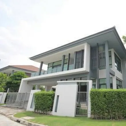 Buy this 4 bed house on Krungthep Kreetha Golf Course in Krung Thep Kritha Road, Bang Kapi District