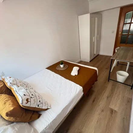 Rent this 4 bed room on Carrer de Sant Joan Bosco in 44, 46019 Valencia