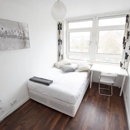 Rent this 5 bed room on Pinnace House in 1-36 Manchester Road, Cubitt Town