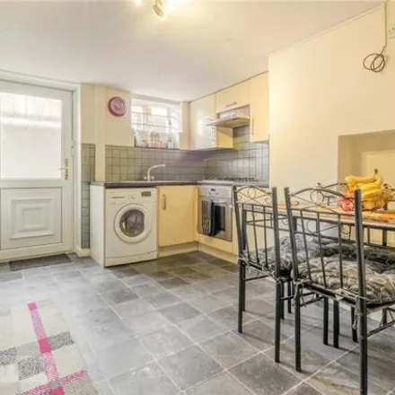 Image 4 - Tanfield Road, Huddersfield, HD1 5HG, United Kingdom - Townhouse for sale