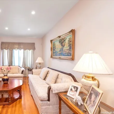 Image 4 - 61-32 77th Place, New York, NY 11379, USA - House for sale