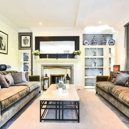 Rent this 3 bed townhouse on Quality Hotel Hampstead in 5 Frognal, London