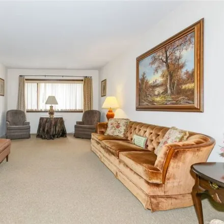 Image 3 - 338 Nassau Boulevard, Williston Park, North Hempstead, NY 11501, USA - House for sale