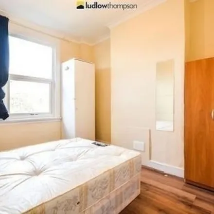 Image 3 - Romilly Road, London, N4 2QZ, United Kingdom - Townhouse for rent