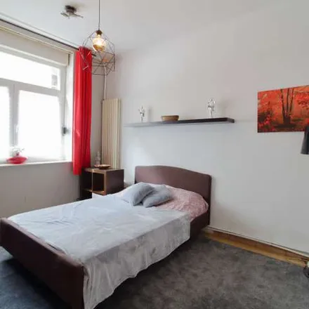 Rent this 6 bed apartment on Pont Gray-Couronne - Gray-Kroonbrug in Rue Gray - Graystraat, 1050 Ixelles - Elsene