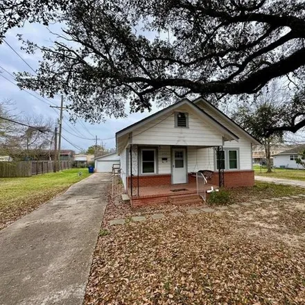 Buy this 2 bed house on 261 South 7th Street in Silsbee, TX 77656
