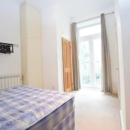 Image 3 - 42 Durand Gardens, Stockwell Park, London, SW9 0PP, United Kingdom - Apartment for rent