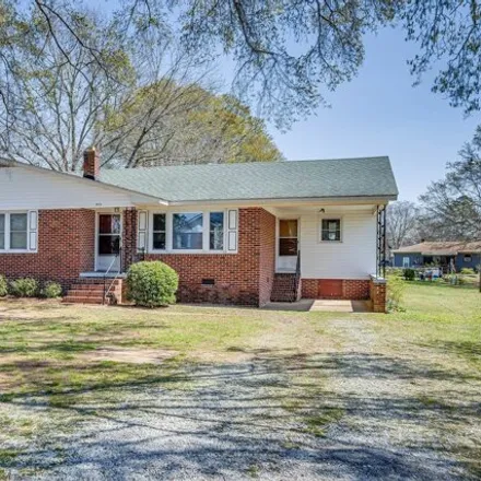 Buy this 3 bed house on 305 Hilldale Avenue in Laurens, SC 29360