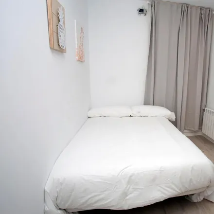 Rent this 14 bed room on Madrid in Hostal Alicante, Calle del Arenal