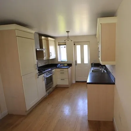 Rent this 3 bed house on Pigeon Grove in Bracknell, RG12 8AP
