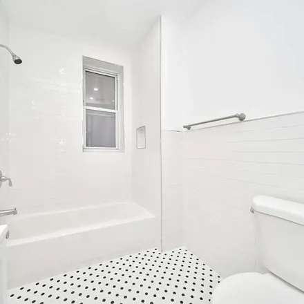 Image 2 - 106 East 32nd Street, New York, NY 11226, USA - Apartment for rent
