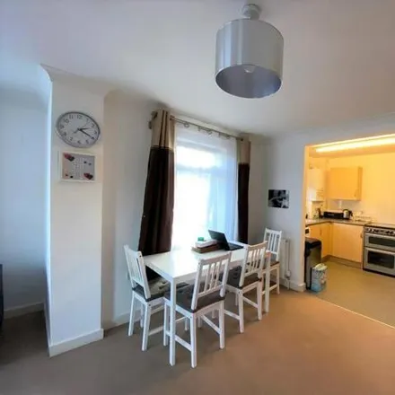 Image 3 - Atlas Crescent, Broadfields, London, HA8 8FW, United Kingdom - Apartment for rent