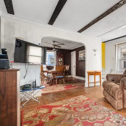 Image 6 - 90-61 Francis Lewis Boulevard, New York, NY 11428, USA - House for sale