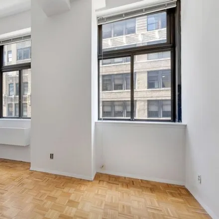 Image 3 - The Belmont, 320 East 46th Street, New York, NY 10017, USA - House for rent