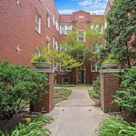 Rent this 2 bed condo on 733 W Bittersweet Pl Apt 1E in Chicago, Illinois