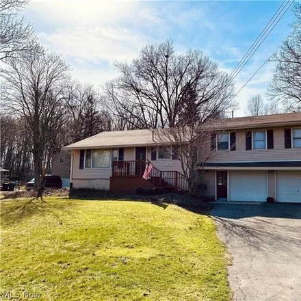 Buy this 3 bed house on 7914 Dawson Drive Southeast in Howland Township, OH 44484