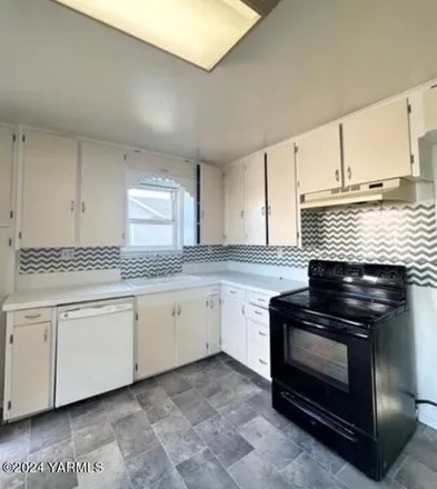 Buy this 3 bed house on 779 Spokane Street in Yakima, WA 98902