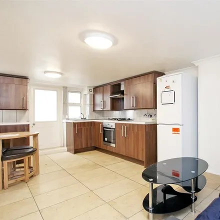 Rent this 3 bed apartment on Ridlee & Stroud in 17 Fordham Street, St. George in the East