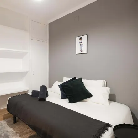 Rent this 8 bed room on Calle de las Infantas in 40, 28004 Madrid