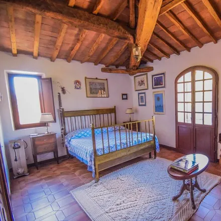 Rent this 5 bed house on Rigomagno in Strada Provinciale Traverse Siena-Perugia, 53048 Sinalunga SI