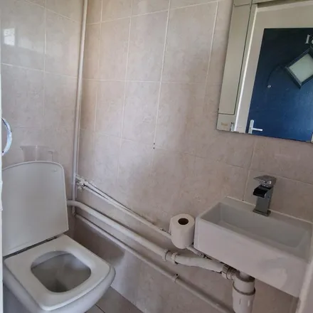 Image 3 - Bow Road, Bromley-by-Bow, London, E3 4DJ, United Kingdom - Apartment for rent