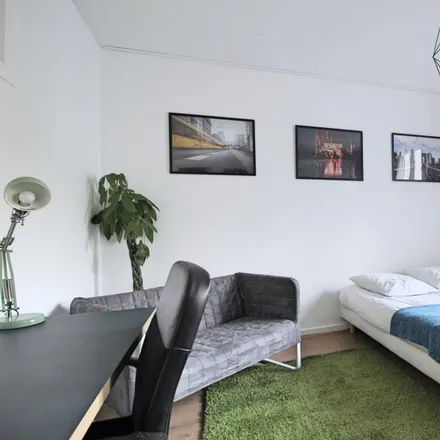 Rent this 4 bed room on 22 Rue Duret in 75016 Paris, France