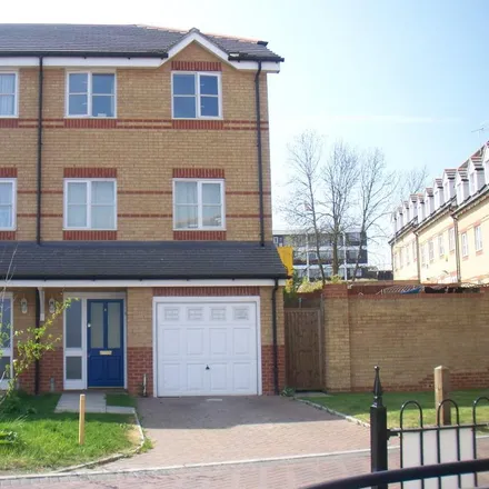 Rent this studio apartment on 36 Pickard Close in London, N14 6JG