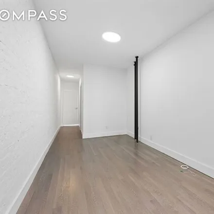 Image 6 - 633 East 6th Street, New York, NY 10009, USA - House for rent