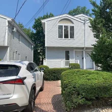 Rent this 2 bed townhouse on 14 Ashwood Road in Village of Port Washington North, North Hempstead