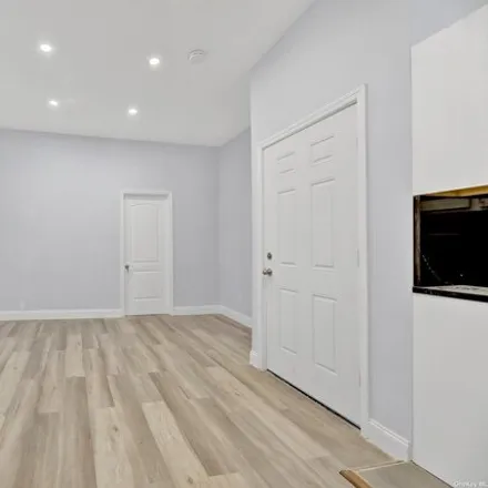 Image 4 - 60-31 54th Street, New York, NY 11378, USA - Townhouse for sale