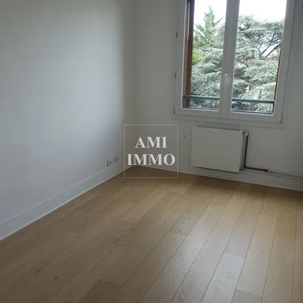 Rent this 4 bed apartment on 68 Rue Avaulée in 92240 Malakoff, France