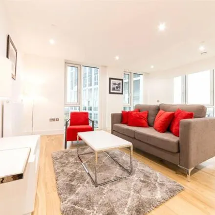 Rent this 3 bed room on City West Tower in High Street, London